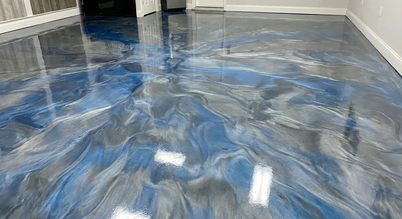 Finition de plancher de sous-sol en époxy métallique effet marbré 3D